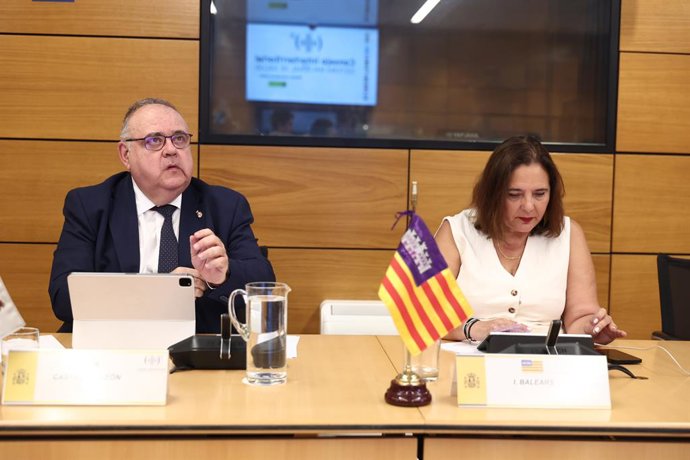 El consejero de Sanidad de Castilla y León, Alejandro Vázquez, y la consejera de Sanidad de Baleares, Manuela García Romero, durante la reunión del pleno del CISNS, a 10 de julio de 2026, en Madrid (España). Esta reunión tiene el objetivo de desbloquear i