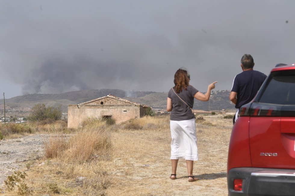 Dos personas observan el avance del incendio forestal, a 10 de julio de 2026, en Los Gallardos, Almería, Andalucía (España).