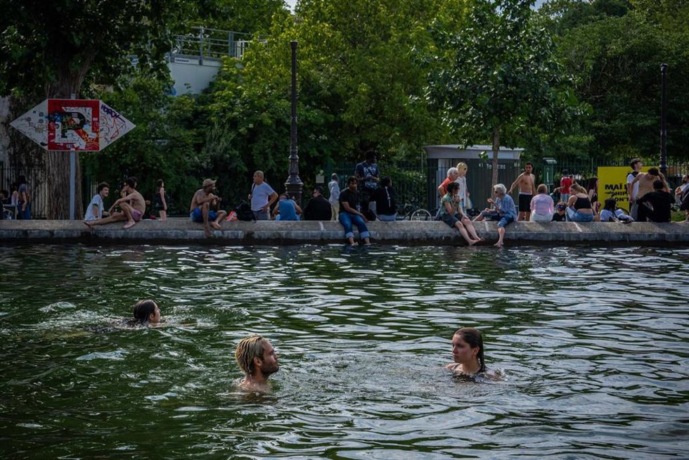 Imagen de archivo de varias presonas en un canal de París durante la ola de calor.