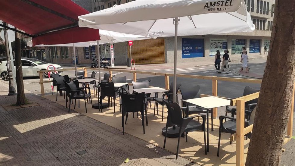 Archivo - Terraza estival en un local de la calle Henao, en Bilbao