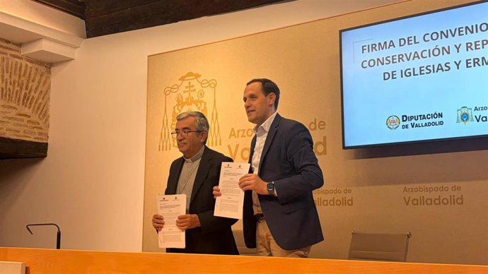 El arzobispo de Valladolid, Luis Argüello, y el presidente de la Diputación de Valladolid, Conrado Íscar, firman el convenio de rehabilitación de iglesias y ermitas 2026-27