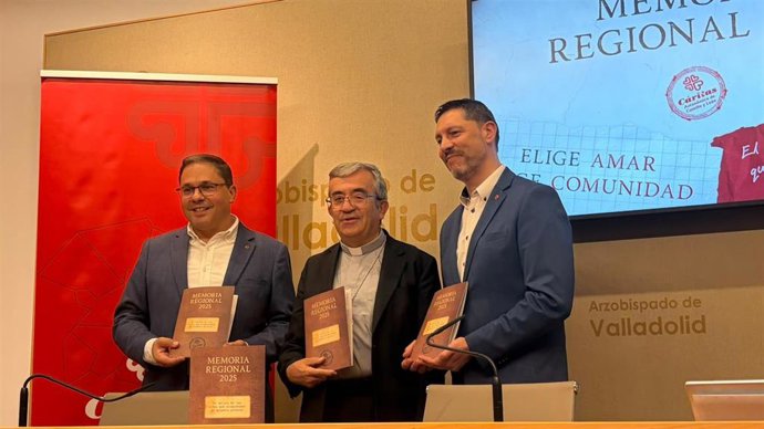 El presidente de Cáritas CyL, Guenther Boelhoff (izq.); el arzobispo de Valladolid, Luis Argüello, y el secretario de Cáritas CyL, Ignacio Ruiz, presentan la Memoria de la Comunidad 2025.
