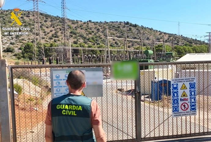 Detingut per robar gasoil de camions i cable de coure d'una subestació elèctrica