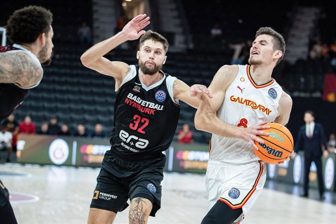 Archivo - El ala-pívot letón Roberts Blumbergs (derecha), con el Galatasaray en un partido de la 'Basketball Champions League'.