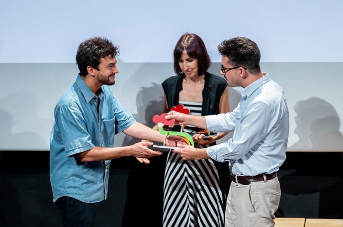 Eva Libertad y Guillermo Galoe recogen el Premio Cine, Ayuda y Solidaridad 'Pilar Bardem' 2026