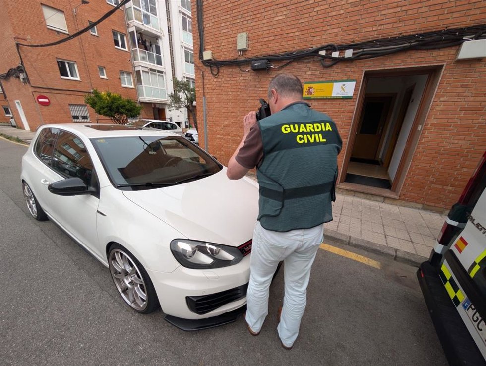 Un agente de la Guardia Civil toma imágenes a uno de lo vehículos.