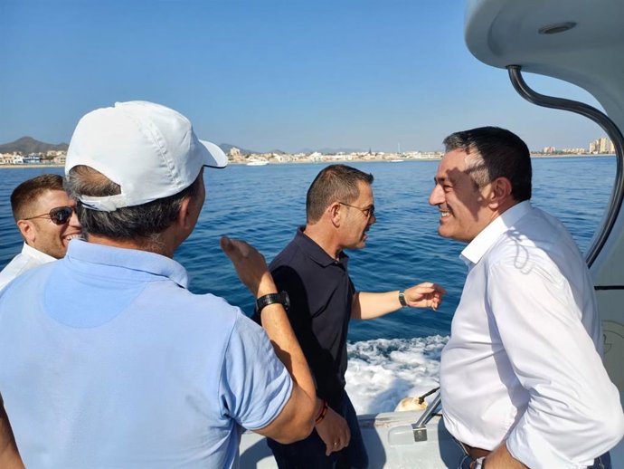 Imagen del consejero, Joaquín Buendía, durante su visita a la reserva marina Cabo de Palos-Islas Hormigas.