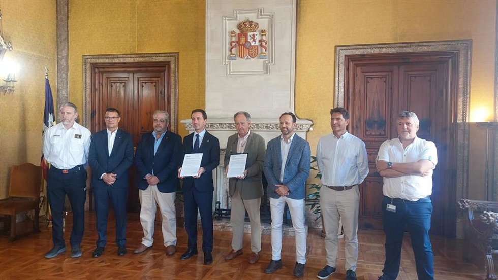 El presidente del Consell de Mallorca, Llorenç Galmés, y el presidente de la APB, José Javier Sanz, en la firma del convenio de colaboración.