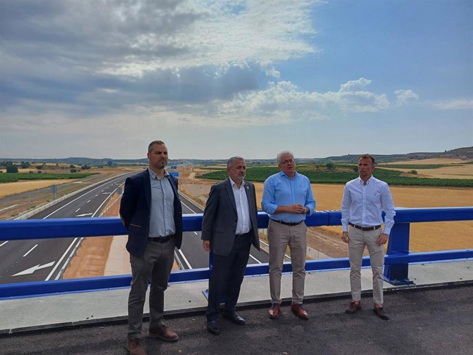 El subdelegado en la visita a las obras de la A-11 en Castrillo de la Vega.
