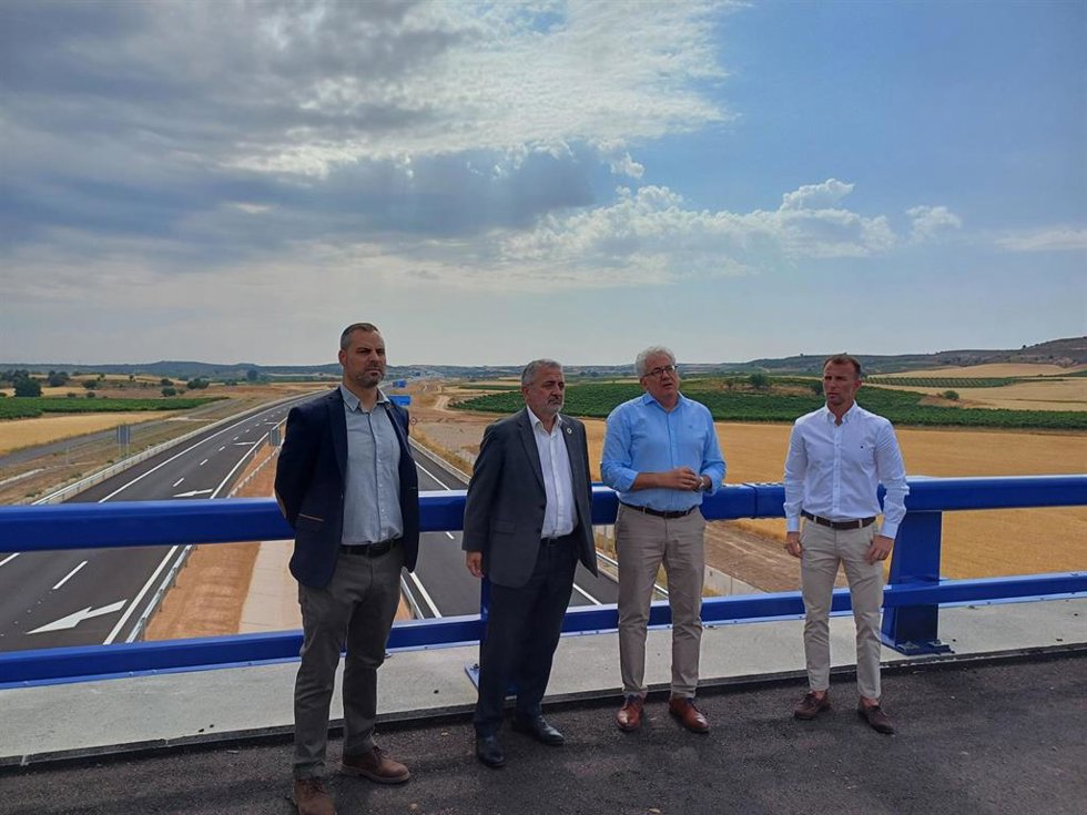 El subdelegado en la visita a las obras de la A-11 en Castrillo de la Vega.