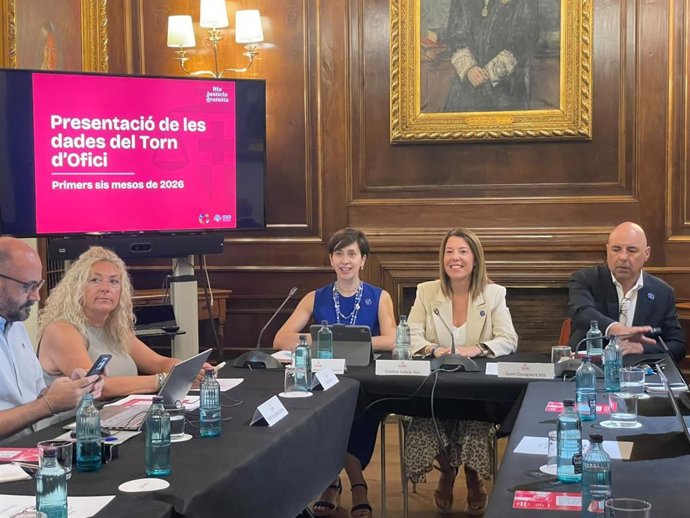 La decana del Illustre Collegi de l'Advocacia de Barcelona (ICAB), Cristina Vallejo Ros, junto a los abogados y diputados de la Junta de Gobierno del ICAB Cristina Díaz-Malnero y Quim Clavaguera.