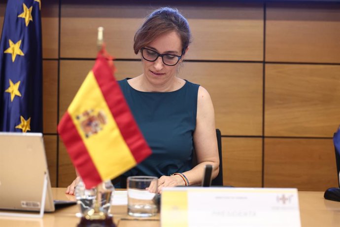 A ministra da Saúde, Mónica García, presta declarações à imprensa após a reunião plenária do CISNS, em 10 de julho de 2026, em Madri (Espanha). Essa reunião tem como objetivo liberar importantes verbas orçamentárias e abordar diversas r