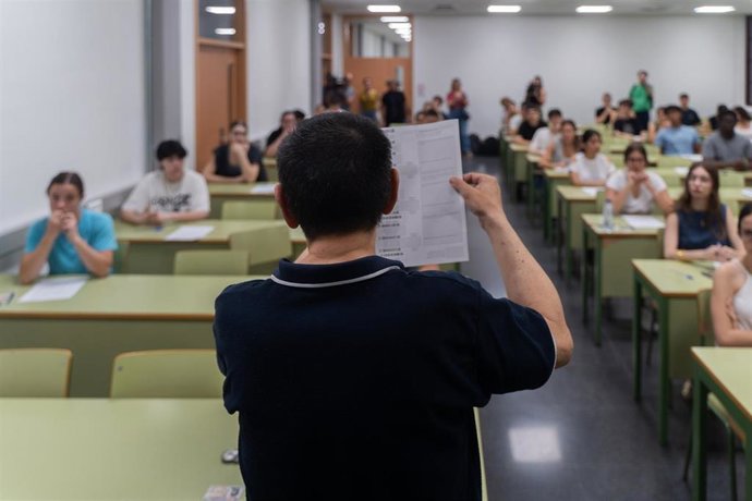 Archivo - Un profesor antes de comenzar el primer examen de la primera jornada de selectividad 2025 en València. ARCHIVO. 