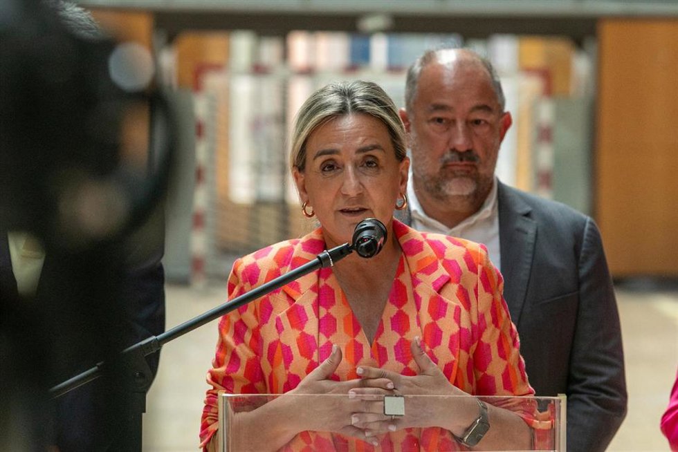 La ministra de Educación, Cultura y Deportes, Milagros Tolón, en un acto en Toledo junto al rector de la Universidad de Castilla-La Mancha (UCLM), Julián Garde, en la Facultad de Ciencias del Deporte.