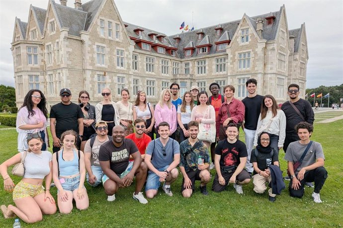 Foto de grupo de los estudiantes y estos posando con el profesor Charles Houck y Eugenio Bringas.