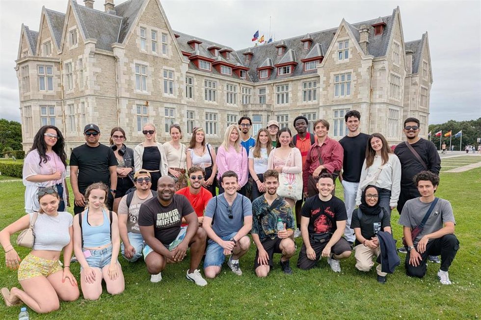 Foto de grupo de los estudiantes y estos posando con el profesor Charles Houck y Eugenio Bringas.