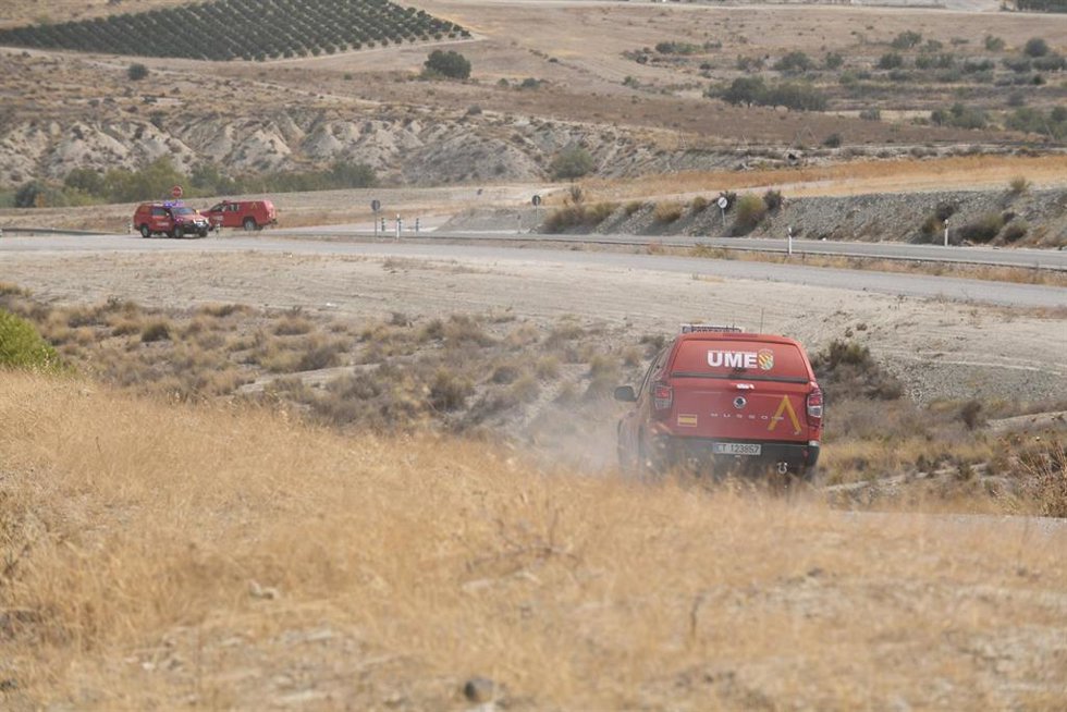 Un vehículo de la UME trabaja en las labores de extinción del incendio forestal, a 10 de julio de 2026, en Los Gallardos, Almería, Andalucía (España). 