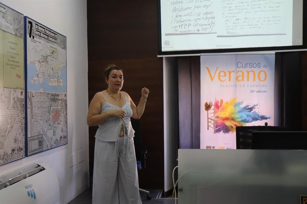 La directora del Laboratorio SQ-Lingüistas Forenses, Sheila Queralt, en el taller 'Lenguaje, delito y justicia: la lingüística forense en la práctica' durante los cursos de verano de la Universidad Pablo de Olavide en su sede en Carmona