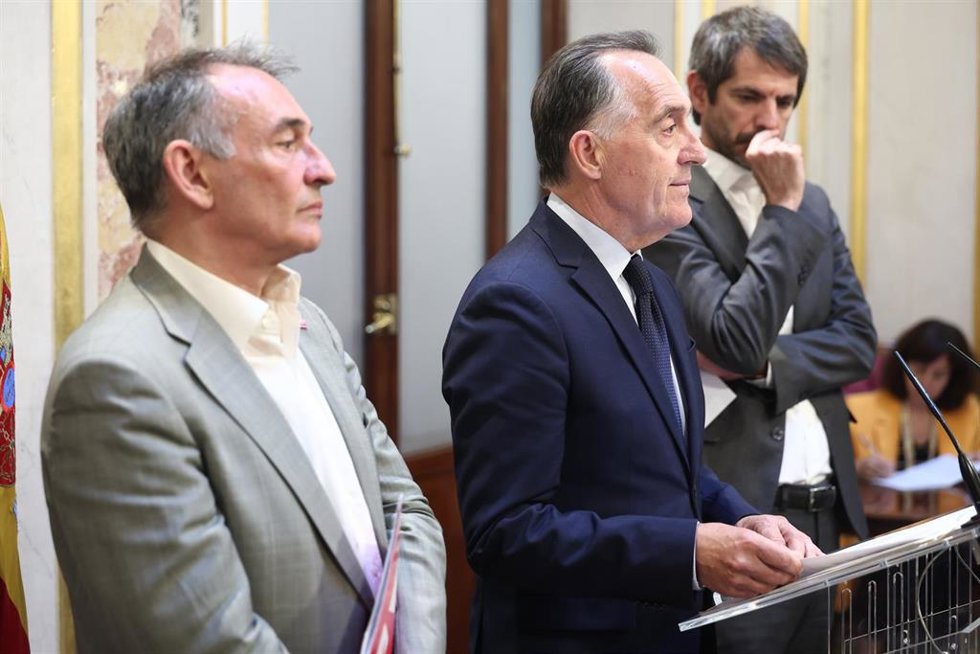 El portavoz parlamentario de Izquierda Unida, Enrique Santiago (i), el ministro Ernest Urtasun (d), y el portavoz socialista de la comisión constituciona, Artemi Rallo (c), cuando anunciaron el desbloqueo de la reforma 