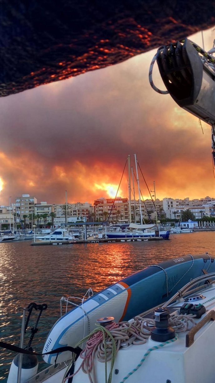 El incendio en Los Gallardos visto desde el Puerto de Garrucha, a 10 de julio de 2026, en Garrucha, Almería, Andalucía (España). El incendio forestal declarado este jueves, 9 de julio, en la localidad almeriense de Los Gallardos (Almería) deja once fallec