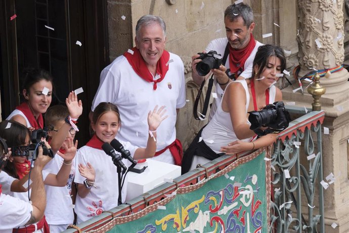 Gari Arregui, Ane Loizate e Ivanna Jiménez, del CPEIP Buztintuxuri, lanzan el primer 'Chupinazo txiki' de las fiestas de San Fermín, acompañados por el alcalde de Pamplona, Joseba Asiron.