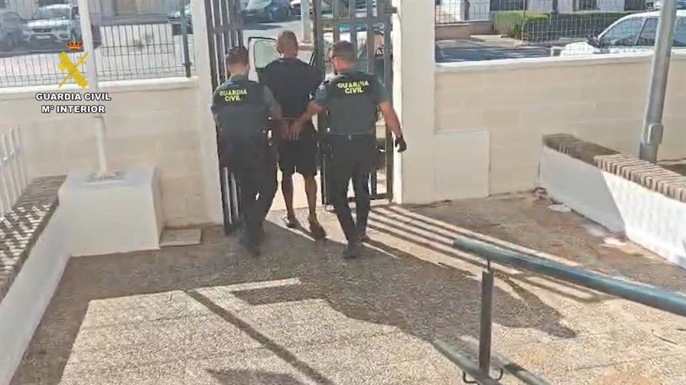 Uno de los detenidos por la Guardia Civil tras desmanterlar un punto de venta de droga en Lepe (Huelva).