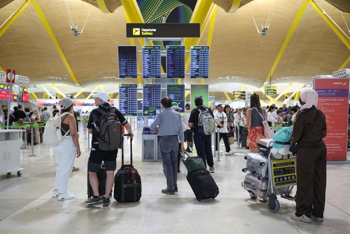 Viajeros en el Aeropuerto Adolfo Suárez Madrid-Barajas, a 3 de julio de 2026, en Madrid (España). 