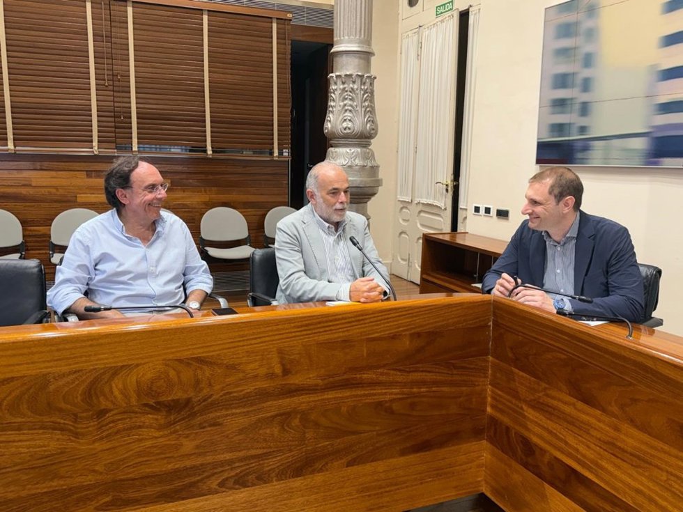 El secretario general de la Caámara de Comercio de Oviedo, Fernando Villabella; el vicepresidente de la Cámara, José Manuel Ferreira y el secretario general y portavoz parlamentario de Foro Asturias en la Junta General, Adrián Pumares.