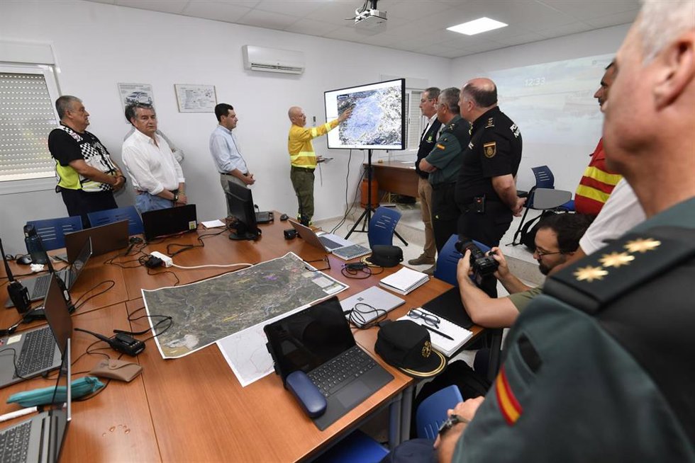 El presidente de la Junta de Andalucía, Juanma Moreno, visita el Puesto de Mando Avanzado, a 10 de julio de 2026, en Los Gallardos, Almería, Andalucía (España). El incendio forestal declarado este jueves, 9 de julio, en la localidad almeriense de Los Gall