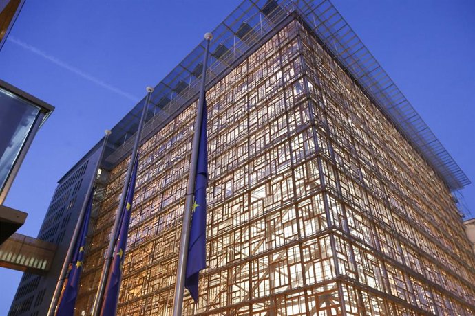 Archivo - Banderas de la UE ondean a media asta frente al Consejo Europeo 
