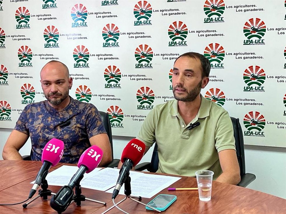 El secrretario de Agricultura de UPA-UCE Extremadura, Fernando Miranda, y el productor Amador Fernández ofrecen una rueda de prensa