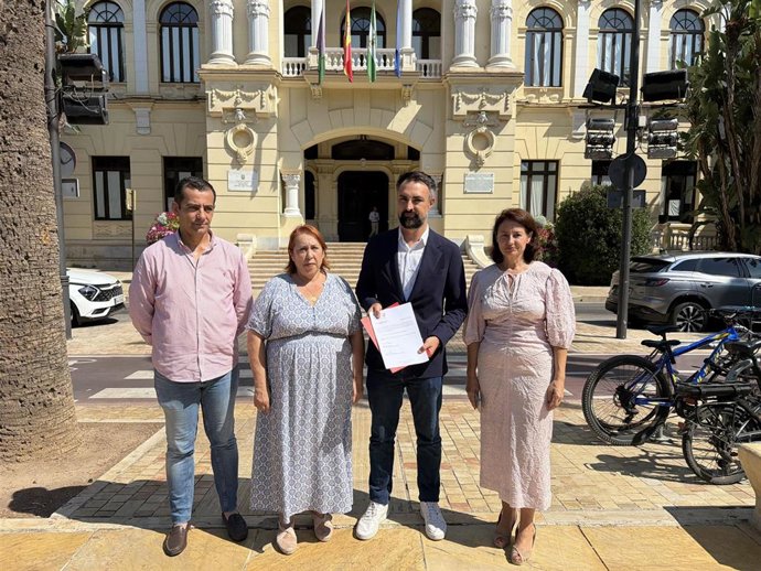 El portavoz socialista en el Ayuntamiento de Málaga, Mariano Ruiz Araujo, junto ediles del PSOE