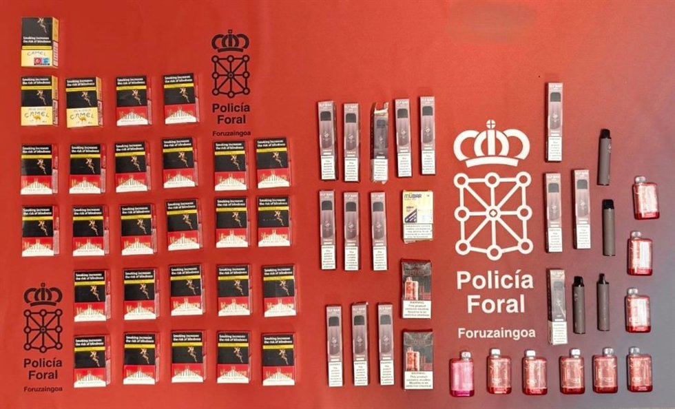 Cajetillas de tabaco y 'vapers' incautados por la Policía Foral.