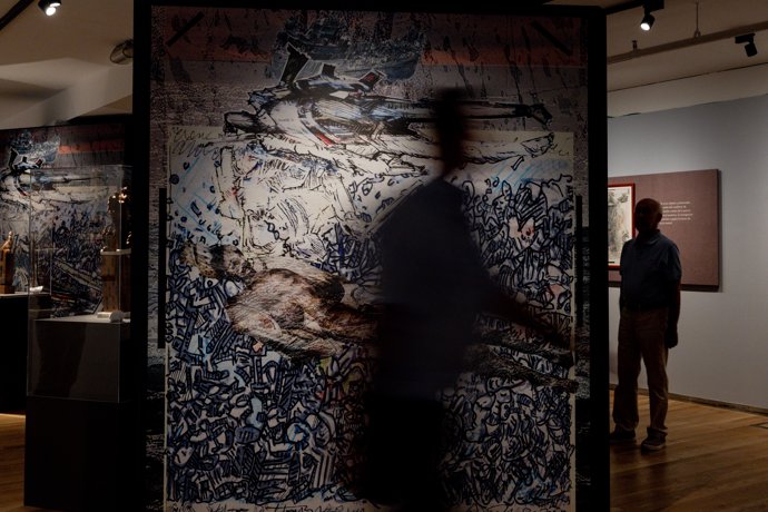 Varias personas visitan la exposición ‘Un Viaje al Mar de Sombra. Caballeros de Salitre’, en el Complejo El Águila, a 10 de julio de 2026, en Madrid (España).