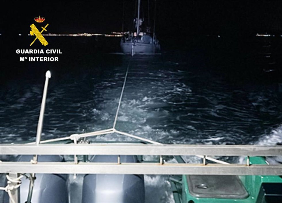 La Guardia Civil ha auxiliado a los nueve ocupantes de un velero que se encontraba a la deriva y sin posibilidad de gobierno en aguas del Mar Menor