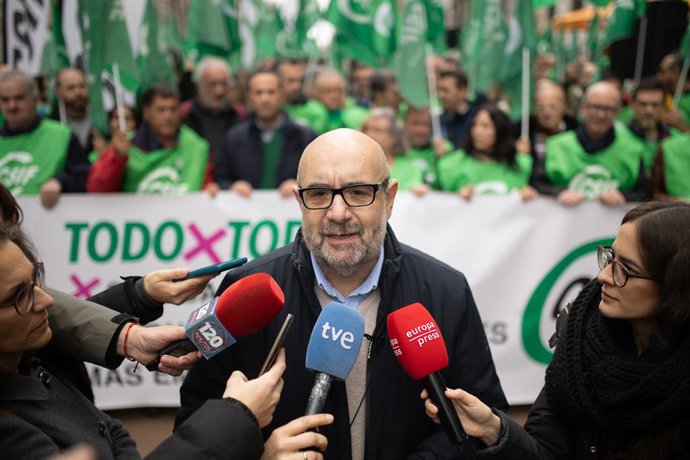 Archivo - El presidente nacional de CSIF, Miguel Borra, interviene durante una concentración de la Central Sindical Independiente y de Funcionarios (CSIF), frente al Ministerio de Hacienda, a 19 de marzo de 2025, en Madrid (España). CSIF se ha concentrado