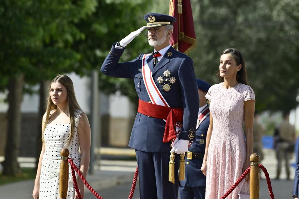 El rey Felipe VI, la infanta Sofía (i) y la reina Letizia (d), durante la entrega de Reales Despachos de Empleo, en la Academia General del Aire y del Espacio (AGA), a 10 de julio de 2026, en Santiago de la Ribera, Murcia (España). En este acto, que marca