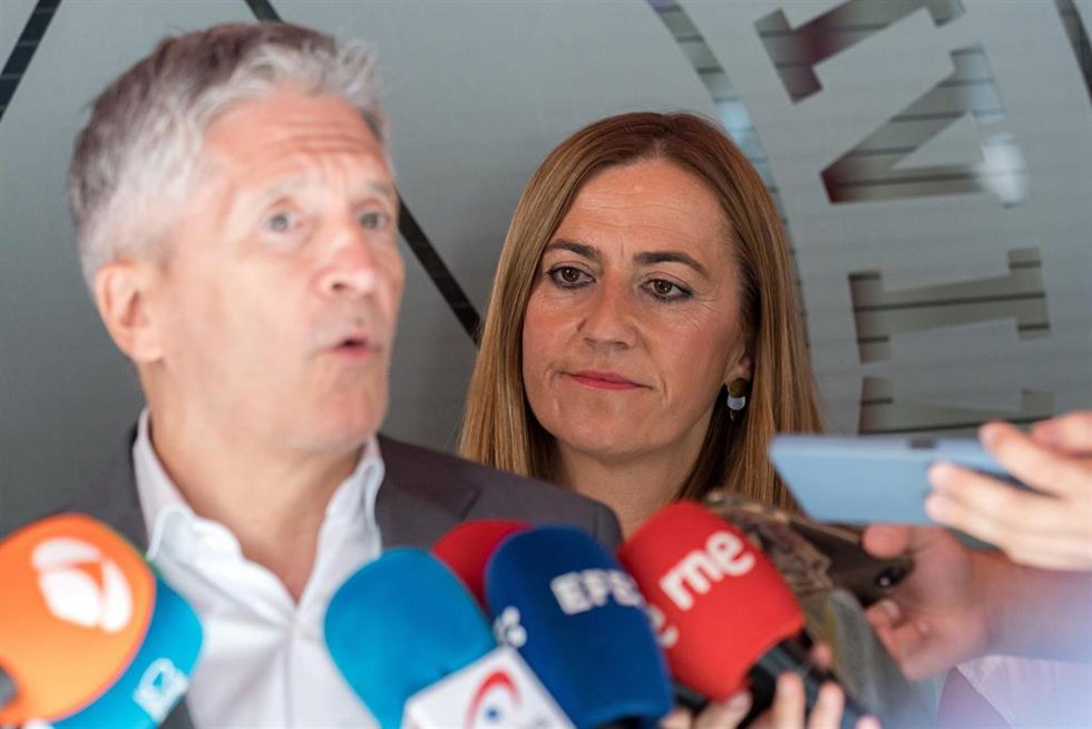 Archivo - El ministro del Interior, Fernando Grande-Marlaska junto a la secretaria de Protección Civil, Virgina Barcones.