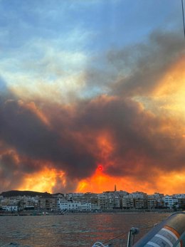 El incendio en Los Gallardos visto desde el Puerto de Garrucha, a 10 de julio de 2026, en Garrucha, Almería, Andalucía (España). El incendio forestal declarado este jueves, 9 de julio, en la localidad almeriense de Los Gallardos (Almería) deja once fallec