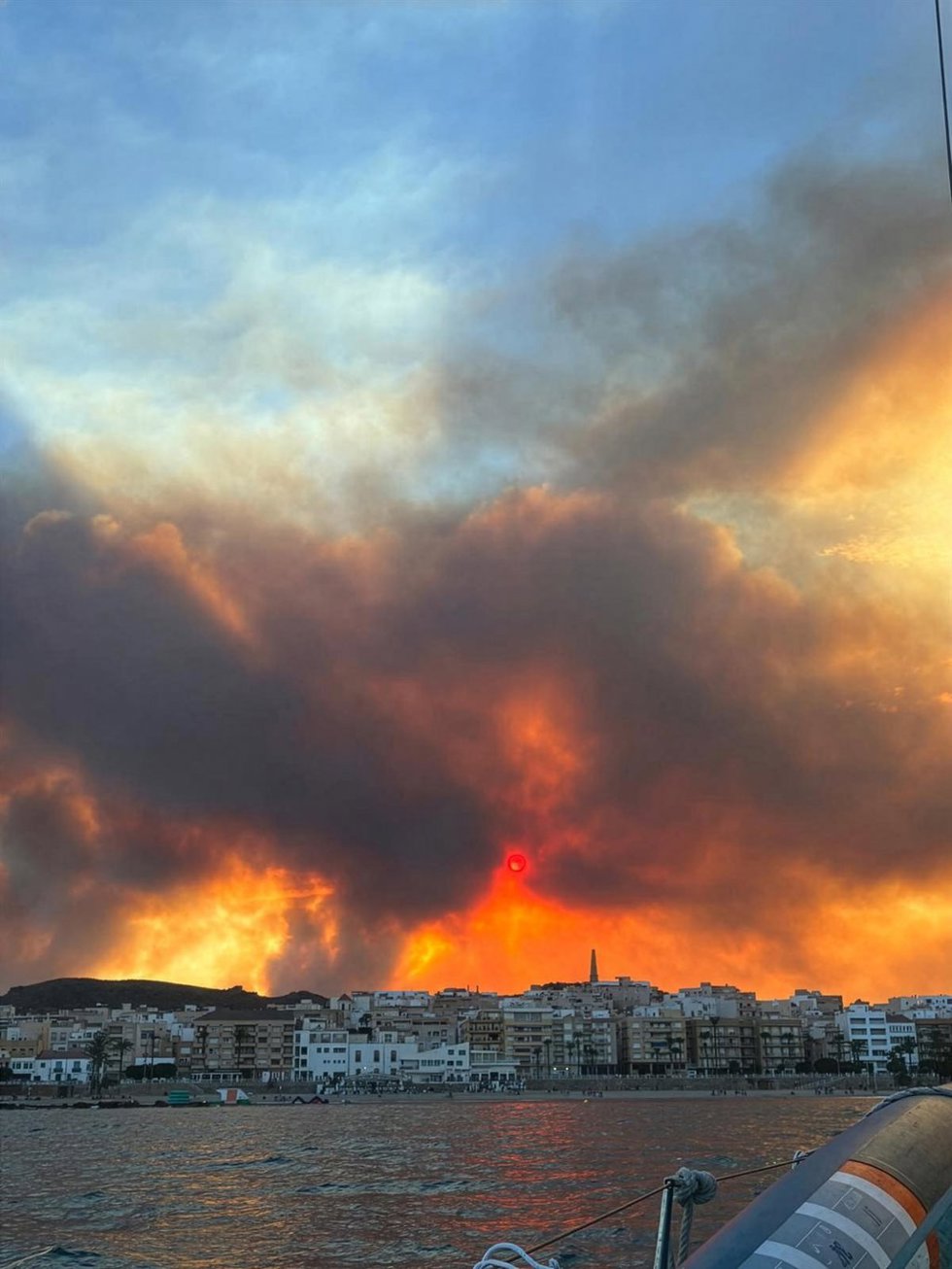 El incendio en Los Gallardos visto desde el Puerto de Garrucha, a 10 de julio de 2026, en Garrucha, Almería, Andalucía (España). El incendio forestal declarado este jueves, 9 de julio, en la localidad almeriense de Los Gallardos (Almería) deja once fallec