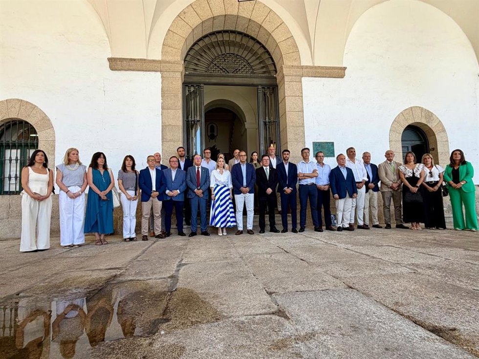 La presidenta de la Junta de Extremadura, María Guardiola, participa en Cáceres el minuto de silencio por las víctimas del incendio de Los Gallardos (Almería)
