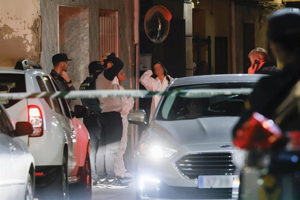 Archivo - Varios agentes de la Guardia Civil investigando el suceso, a 17 de febrero de 2026, en Xilxes (Castellón)