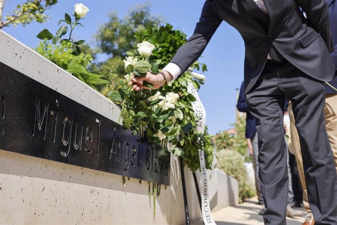 Ofrenda floral atiende a los medios durante el acto conmemorativo del XXIX Aniversario de Miguel Ángel Blanco.