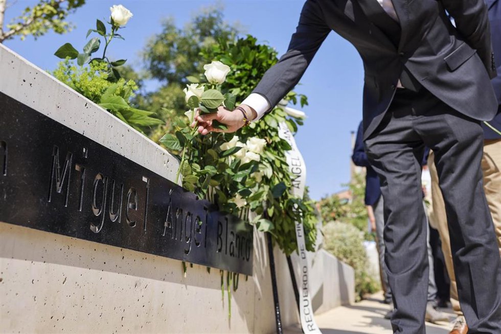 Ofrenda floral atiende a los medios durante el acto conmemorativo del XXIX Aniversario de Miguel Ángel Blanco.