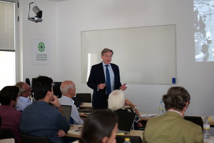 Presidente de la Autoridad Portuaria de Sevilla, Rafael Carmona, en los cursos de verano de la UNIA