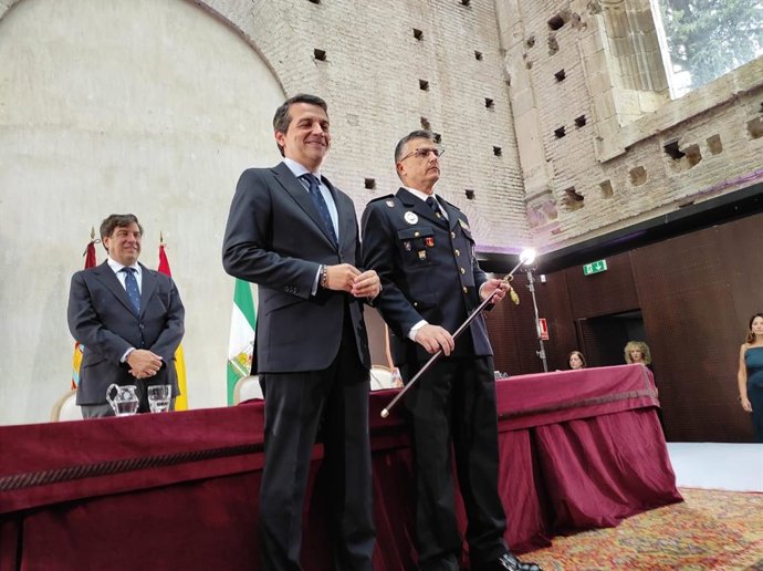 José María Bellido, junto a José Luis Delgado, durante la toma de posesión de éste como nuevo jefe de la Policía Local de Córdoba.