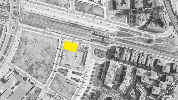 Parcela en la calle Santiago Rusiñol de Granada donde se crearán viviendas asequibles.