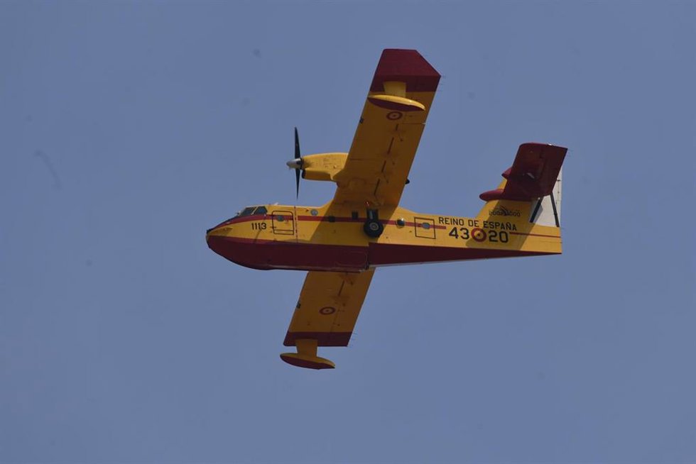 Un hidroavión trabaja en las labores de extinción del incendio forestal, a 10 de julio de 2026, en Los Gallardos, Almería, Andalucía (España). 