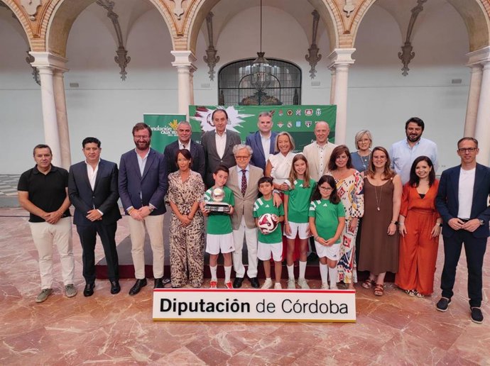 El presidente de la Diputación de Córdoba, Salvador Fuentes (centro), en la presentación de la 17ª edición del Mundial de Clubes Juvenil.