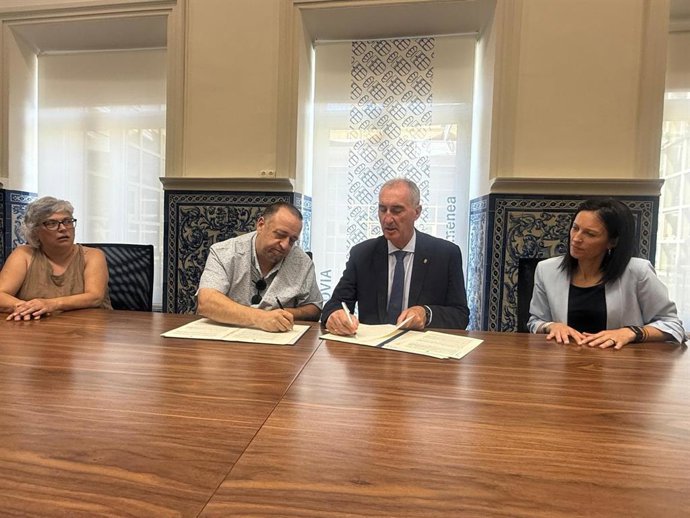 El alcalde de Segovia (C) durante la firma con Gescofes.